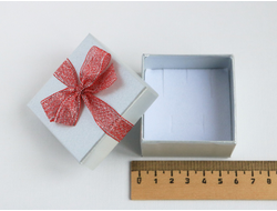Футляр картонный с лентой на крышке (серебряный+красный) 60*60*35 мм №12904