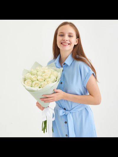 19 белых роз