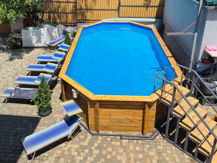 Большой бассейн из дерева