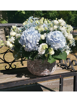 Корзина с нежно голубыми цветами