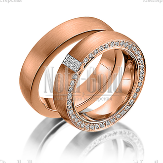 Обручальные кольца из красного золота с бриллиантами в женском кольце с шероховатой поверхностью