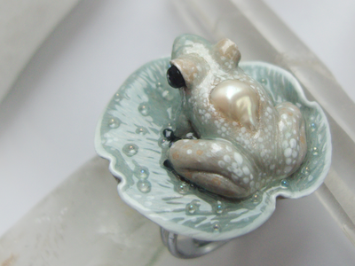 Коллекционное кольцо с лягушкой и жемчужиной "Капель в туманном саду"