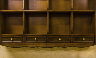 Полка открытая с 12 секциями и 4 ящиками.