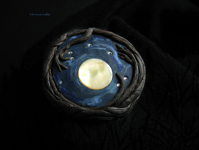 Однажды в полнолуние... Авторская брошь из полимерной глины с винтажным перламутром и стразами Swarovski