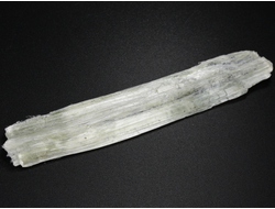 Брусит (немалит) светло-зеленый, волокнистый брусит, коллекционный образец, Россия, КЧР, Урупский район, м-ние Мощевая балка (100*17*6 мм, 11 г) №29696