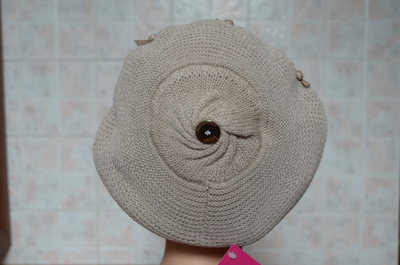 бежевая кепка