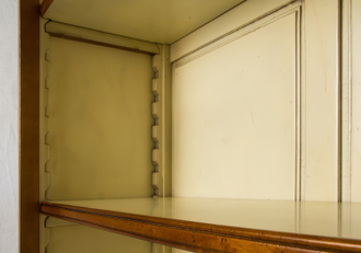 Библиотека открытая, низкая.