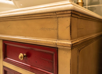 Тумба с мраморной столешницей под 2 раковины.