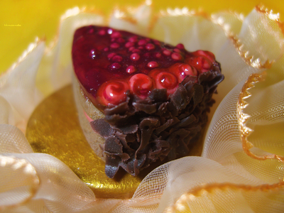 Брошь "Ещё кусочек ягодно-шоколадного тортика"