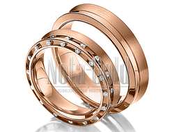 Обручальные кольца узкие из красного золота с двумя дорожками бриллиантов в женском кольце с вогнуты