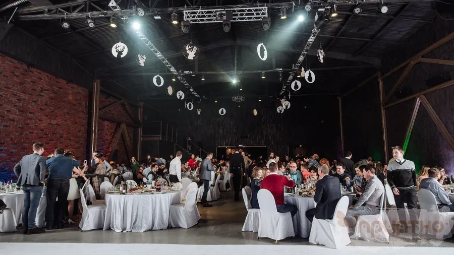 Оформление большого лофта декором