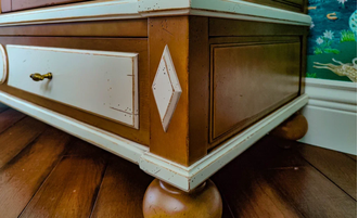 Шкаф для одежды с резным декором на фасадах и нижним ящиком.