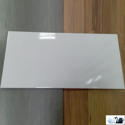 Плитка Axima Белая Люкс 30х60 см настенная глянцевая. Реальное фото. Глянец плитки с бликами