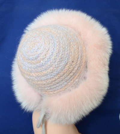 розовая шапка с мехом женская