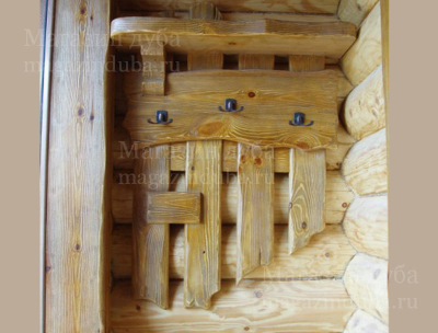 Деревянные полки и вешалки