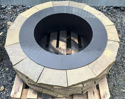 Кострище из серо-зеленого песчаника