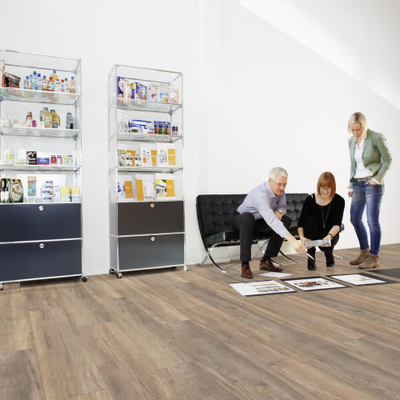 Ламинат Wineo Дуб Испания Бежево-коричневый LA220LV4 в интерьере офиса