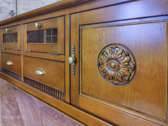 Тумба под ТВ с декоративными розетками.