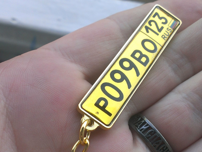 КОМПЛЕКТ 10 ШТ.: БРЕЛОК ГОС. НОМЕР АВТО. С БОРТИКАМИ «УСИЛЕННОЕ КРЕПЛЕНИЕ» — ЗОЛОТО. 51*12,9 мм.