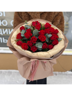 Букет с ярко-красными розами 50см