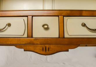 Библиотека открытая, низкая.