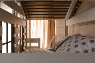 Кровать чердак-домик из массива сосны Двухярусная КИДС 21 с бельевыми ящиками и лесенкой