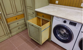 Встроенный шкафы для постирочной.