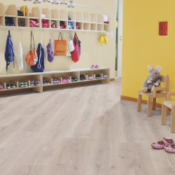 Ламинат Wineo Дуб Швеция Бежевый LA227XXLV4 в интерьере детского заведения
