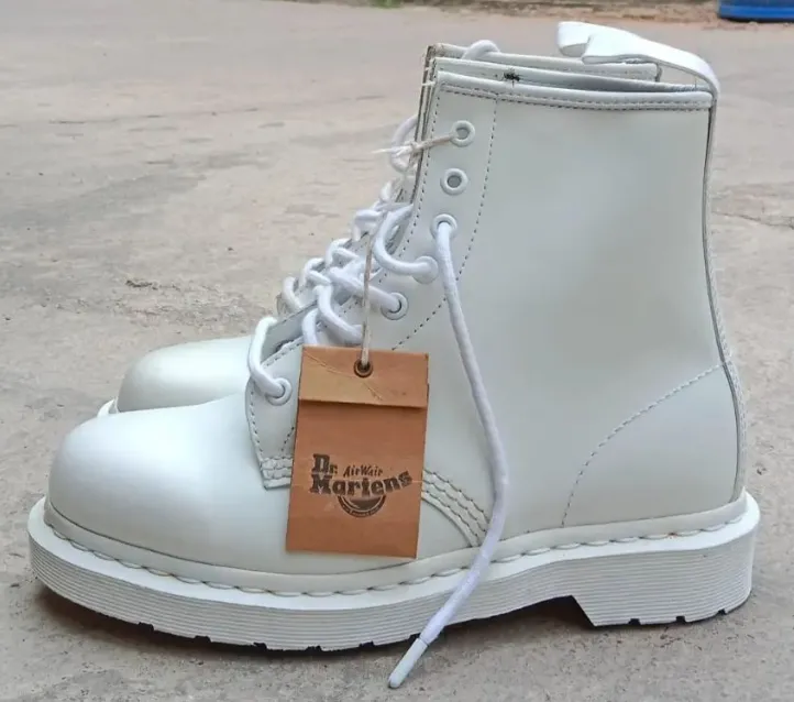 Белые ботинки Dr Martens 1460 унисекс.