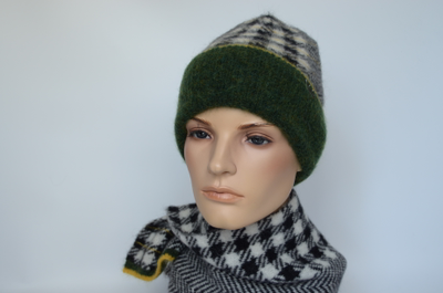 vyazanaya-shapka-v-kletku-s-zelenym-otvorotom-vizio-italiya