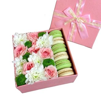 Коробка с цветами хризантем, роз, макарони