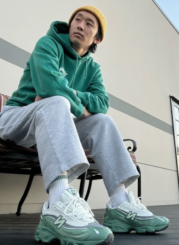 Мужской уличный образ с кроссовками New Balance