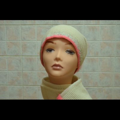 Шапка белая с оранжевым помпоном и шарф Vizio Визио 4752 Италия