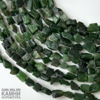 Нефрит камни фри-форм кусочки 6-7х8-10/6-8х10-15 мм, цена за нить 20 см