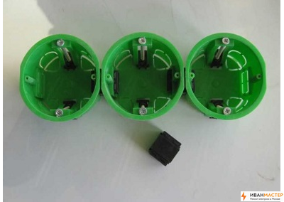 Установка тройных подрозетников в стене квартиры МО ИВАНМАСТЕР