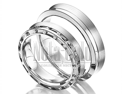 Обручальные кольца узкие из белого золота с двумя дорожками бриллиантов в женском кольце с вогнутым
