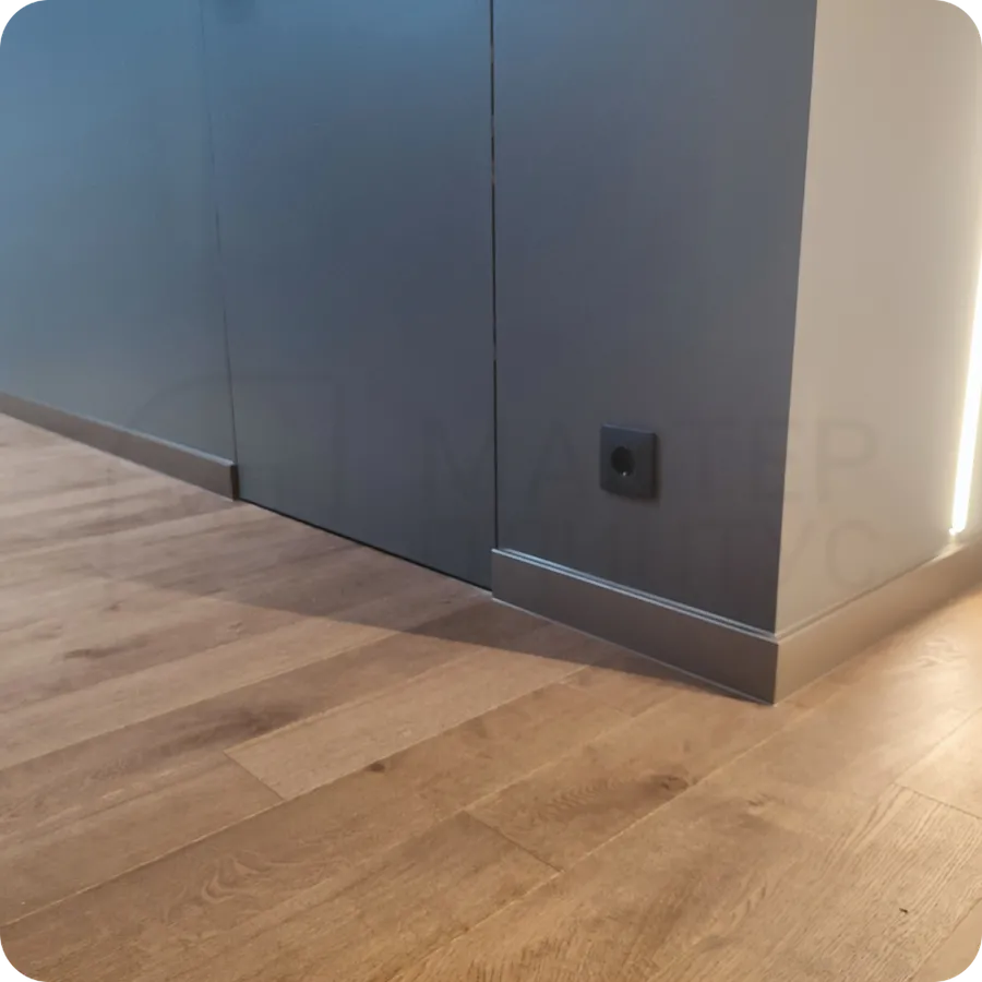 Изысканная геометрия: монтаж Dollken Cubu Flex Life 80 подчеркивает геометрию пространства с помощью благородного бронзового акцента.