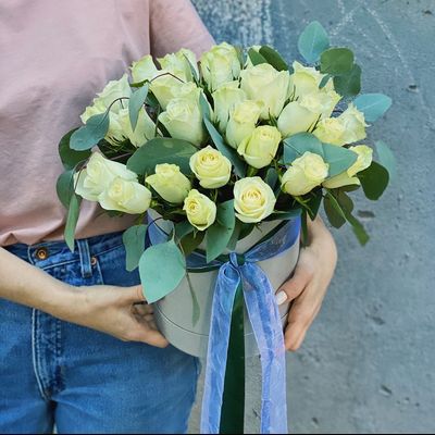 Шляпная коробка с 31 белой розой