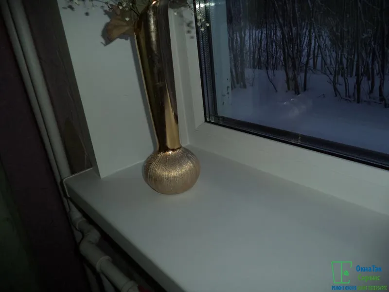 Подоконник трехстворчатого окна