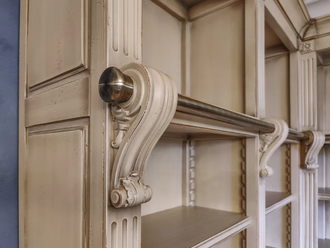 Библиотека угловая открытая с нижними тумбами и лестницей.