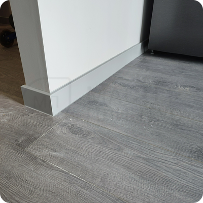 Плинтус ХДФ Dollken Cubu Flex Life 80мм Х 2,5 м 1012/1202 Серый в интерьере 6