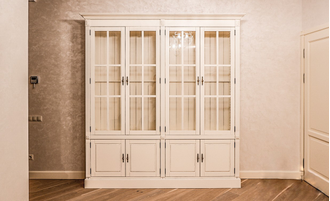 Библиотека двухсекционная со стеклянными дверьми.