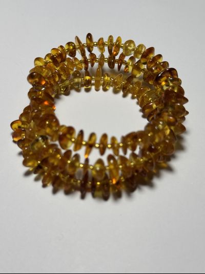 Браслет на пружине тройной из обработанного янтаря