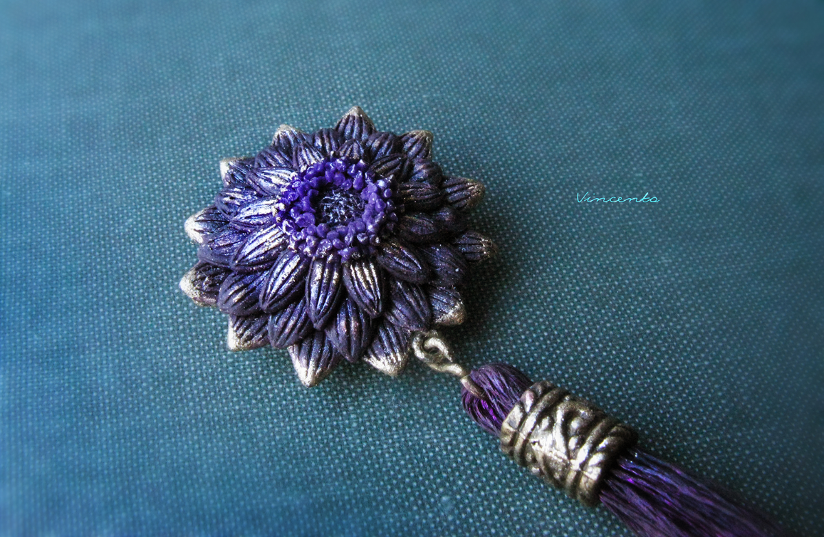 Необычная брошь-орден с фиолетовым цветком и кисточкой-подвеской