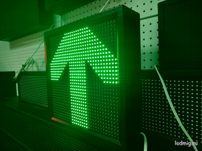 Светофор светодиодный односекционный знак "СТРЕЛКА" (въезд на парковку, паркинг) 370*370см