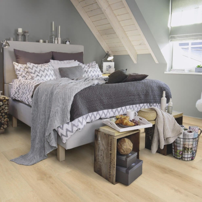 Виниловый пол Wineo 600 Wood XL BarcelonaLoft RLC191W6 в интерьере комнаты