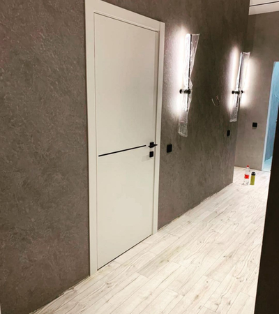 PRESTIGE. МОДЕЛЬ ЛАЙН 1. ГОРИЗОНТАЛЬНАЯ АЛЮМИНИЕВАЯ ВСТАВКА ЧЕРНОГО ЦВЕТА, С ВОЗМОЖНОСТЬЮ УСТАНОВКИ АЛЮМИНИЕВОЙ КРОМКИ ПО ТОРЦАМ ДВЕРНОГО ПОЛОТНА