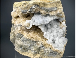 Целестин  и кальцит. Дагестан. Россия. 80*80*70мм