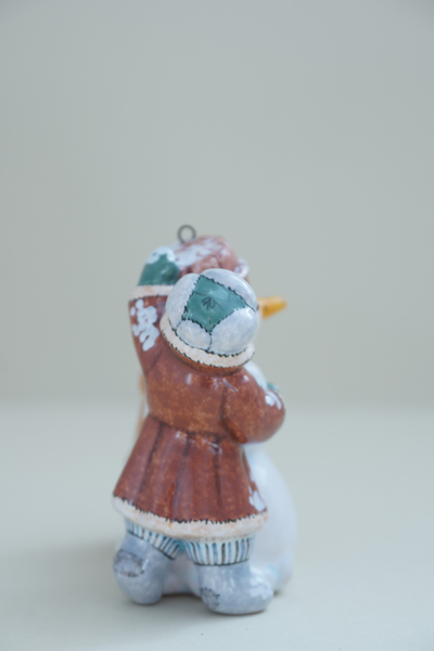 Дети лепят снеговика