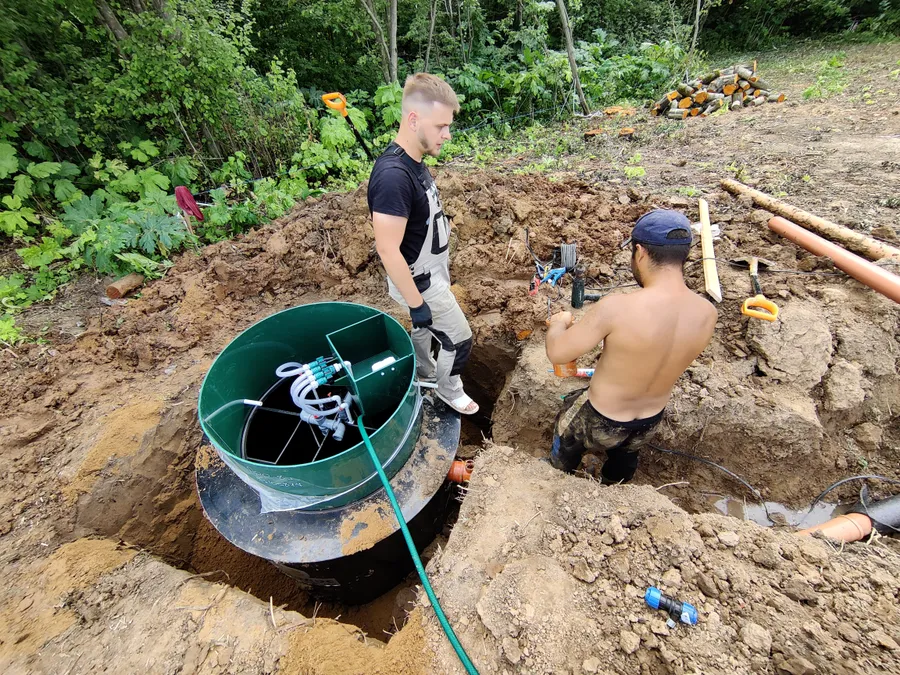 Подключаем электрический кабель и заполняем станцию водой